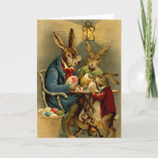 antike Osterhasen beim Eierbemalen Feiertagskarte