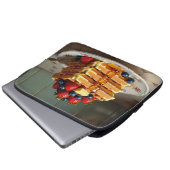 Antike Platte mit Waffeln und Erdbeeren  Laptopschutzhülle (Vorne Knopf)
