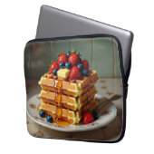 Antike Platte mit Waffeln und Erdbeeren  Laptopschutzhülle (Vorderseite Links)
