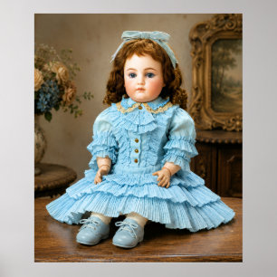 Antike Porzellanpuppe in blauem Outfit Poster