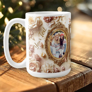 Antike Rosenrahmen mit sanftem goldenen Blumenschi Kaffeetasse