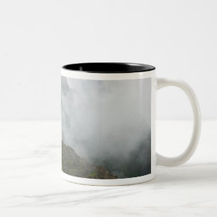 Antike Ruinen von Machu Picchu mit Anden Zweifarbige Tasse