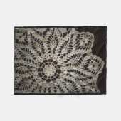 Antike schwarze und weiße Spitzen-Doily Fleecedecke (Vorderseite (Horizontal))