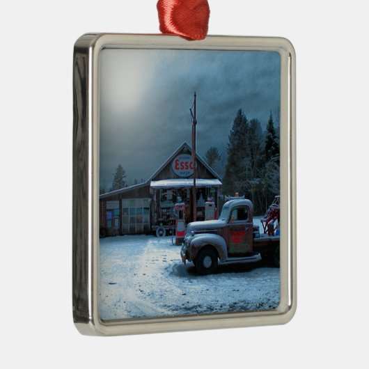 Antike Service-Station im Winter Ornament Aus Metall (Rechts)