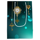 Antike Skeleton Keys on Green Background Mittlere Geschenktüte (Rückseite)
