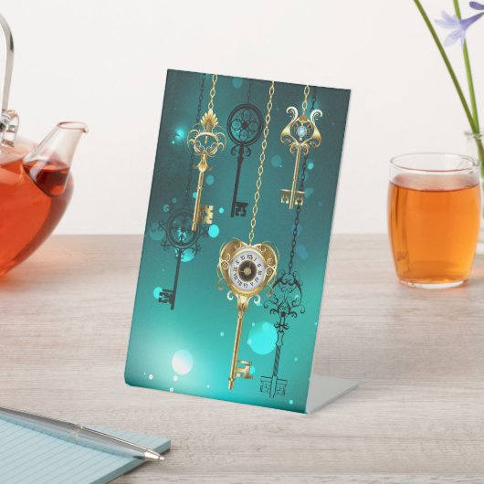 Antike Skeleton Keys on Green Background Sockelschild (In SItu)