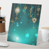 Antike Skeleton Keys on Green Background Sockelschild (In Situ)