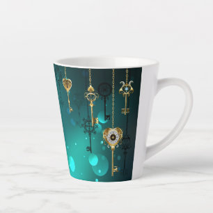 Antike Skelettschlüssel auf grünem Hintergrund Milchtasse