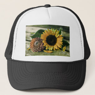 Antike Sonnenblume Aquarell auf einem Holztisch Truckerkappe