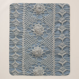 Antike Spitze: kleine weiße Rosen. Sherpadecke