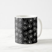 Antike Spulen des Fadens im Schwarzen Kaffeetasse (VorderseiteRechts)