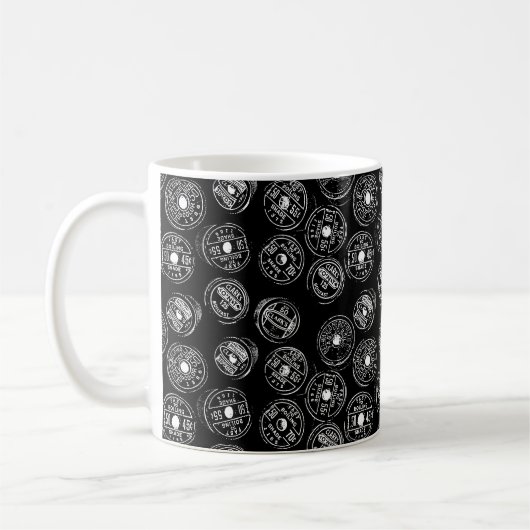 Antike Spulen des Fadens im Schwarzen Kaffeetasse (Links)