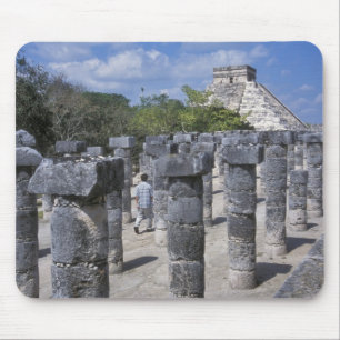 Antike Steinpfeiler in Chichen Itza. Zentral Mousepad