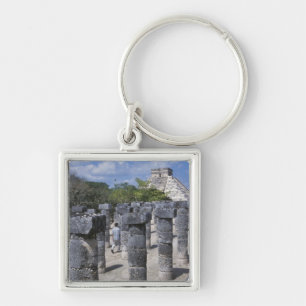 Antike Steinpfeiler in Chichen Itza. Zentral Schlüsselanhänger