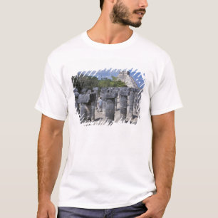 Antike Steinpfeiler in Chichen Itza. Zentral T-Shirt
