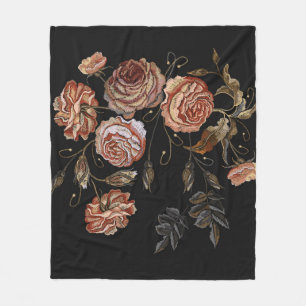 Antike Stickerei: Rosen auf Schwarz. Fleecedecke