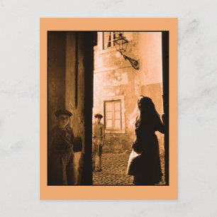 Antike Straßenszene in Alfama Postkarte
