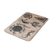 Antike Symbole und Gestein Petroglyphen Badematte (Schrägansicht)