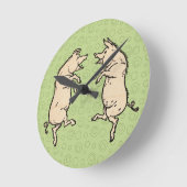 Antike tanzende Schweine: Whimsical Vintage Piggy  Runde Wanduhr (Winkel)