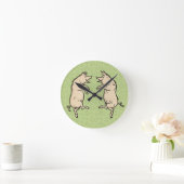 Antike tanzende Schweine: Whimsical Vintage Piggy  Runde Wanduhr (Zuhause)