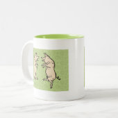 Antike Tanzschweine: Whimsical Vintag Piggy Jig Zweifarbige Tasse (Vorderseite Links)