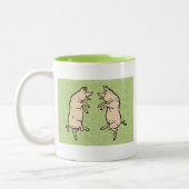 Antike Tanzschweine: Whimsical Vintag Piggy Jig Zweifarbige Tasse (Links)