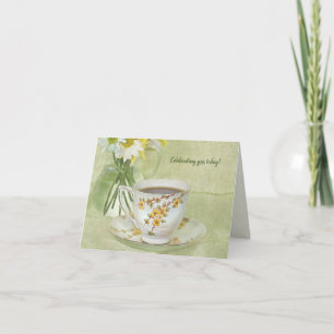 antike Teetasse mit Gänseblümchenstrauß Geburtstag Karte