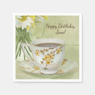 antike Teetasse mit Gänseblümchenstrauß Serviette