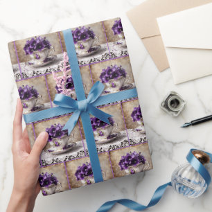 Antike Teetasse und Veilchen Geschenkpapier