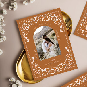 Antike Terrakotta-Ornament-Schriftrolle Foto Save The Date