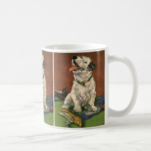 Antike Tiere, süßer Terrier-Welpe kaut an Schuhen Kaffeetasse