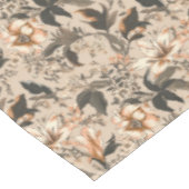 Antike Tischdecke mit Blumenmuster (Schrägansicht)