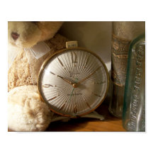 Antike Uhr, antike Flaschen und Teddybär