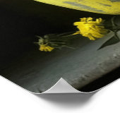 Antike Vase der gelben Blumen Poster (Ecke)