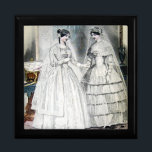 Antike weiße Hochzeitskleider Erinnerungskiste<br><div class="desc">Diese schönen Brauten tragen Hochzeitskleider aus dem Jahr 1850.</div>