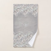 Antike weiße Rosen mit (oder außen) Ihrer Initiale Badhandtuch Set (Handtuch)