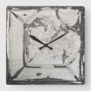 Antike, weißes, schälendes Oberteil Quadratische Wanduhr