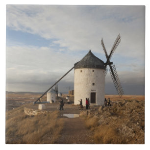 Antike Windmühlen von La Mancha, mit Besuchern Fliese