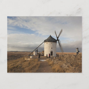 Antike Windmühlen von La Mancha mit Besuchern Postkarte