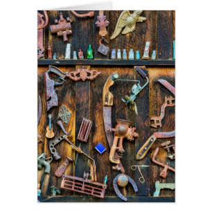 Antikensammlung an der Wand