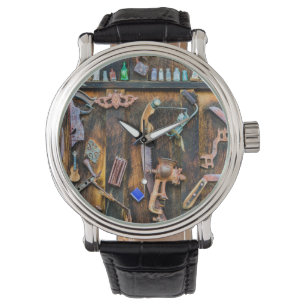 Antikensammlung an der Wand Armbanduhr
