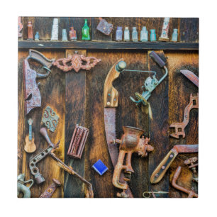 Antikensammlung an der Wand Fliese