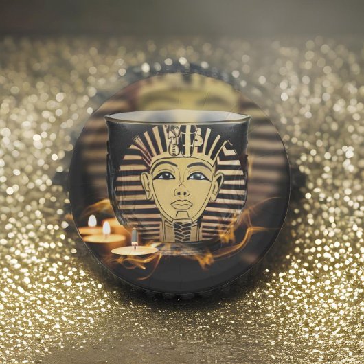 Antiker ägyptischer König mit leuchtenden Kerzenle Pappteller
