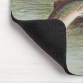 Antiker Druck eines springenden Bachforellen beim  Mousepad (Ecke)