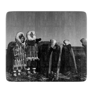 Antiker Eskimo in Pelzen arktisches Grassoden-Iglu Schneidebrett