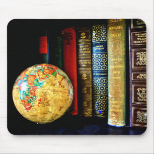Antiker Globus und Bücher Mousepad