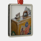 Antiker Koffer mit hervorstehendem Geld Ornament Aus Metall (Rechts)