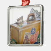 Antiker Koffer mit hervorstehendem Geld Ornament Aus Metall (Links)