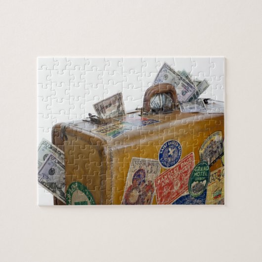 Antiker Koffer mit vorstehendem Geld Puzzle (Horizontal)
