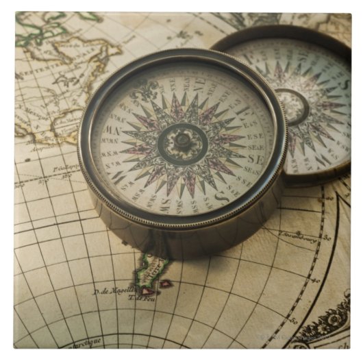 Antiker Kompass auf Karte Fliese (Vorderseite)